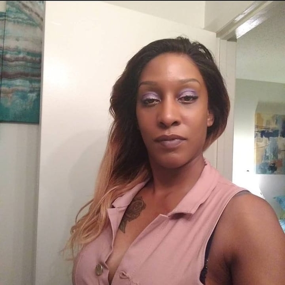 Profile Picture of Nikki Rowells (@knl1977) on Poshmark