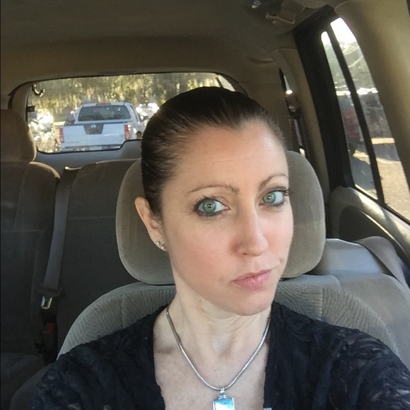 Profile Picture of Lisa Lofink (@lisalofink) on Poshmark
