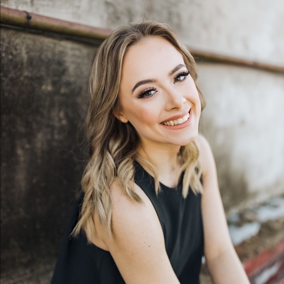 Profile Picture of Mollie Blackshear (@mollie_gail12) on Poshmark