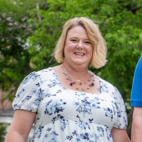 Profile Picture of Stacie Gatzemeyer (@sltipp918) on Poshmark