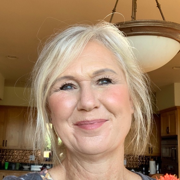 Profile Picture of Linda Tjoelker (@mollyh20) on Poshmark