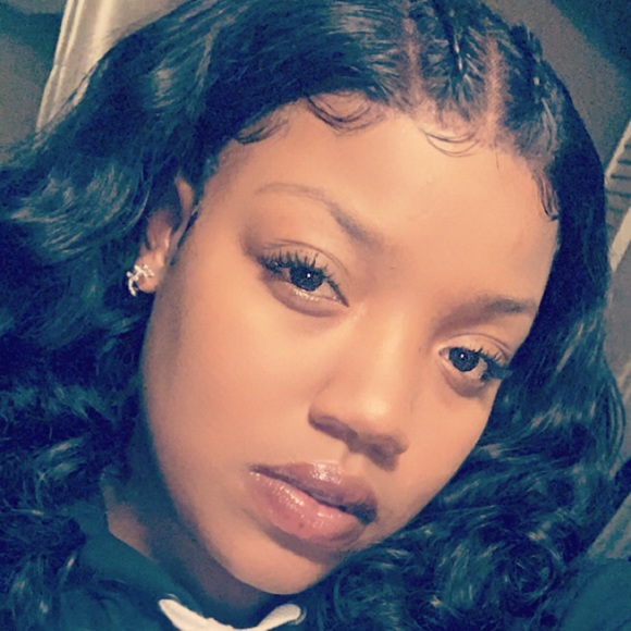 Profile Picture of Damiya Tooley (@damiyatooley) on Poshmark