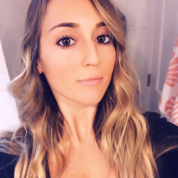 Profile Picture of Britni Hinderhofer (@bh1030) on Poshmark