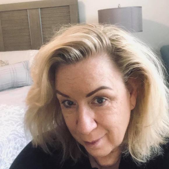 Profile Picture of Lynn Blenner (@stylynn511) on Poshmark