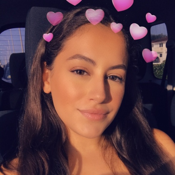 Profile Picture of Bianca Muniz (@bmuni006) on Poshmark