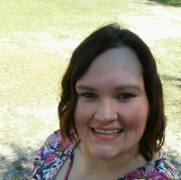 Profile Picture of Nicki Boshell (@mrsboshell14) on Poshmark