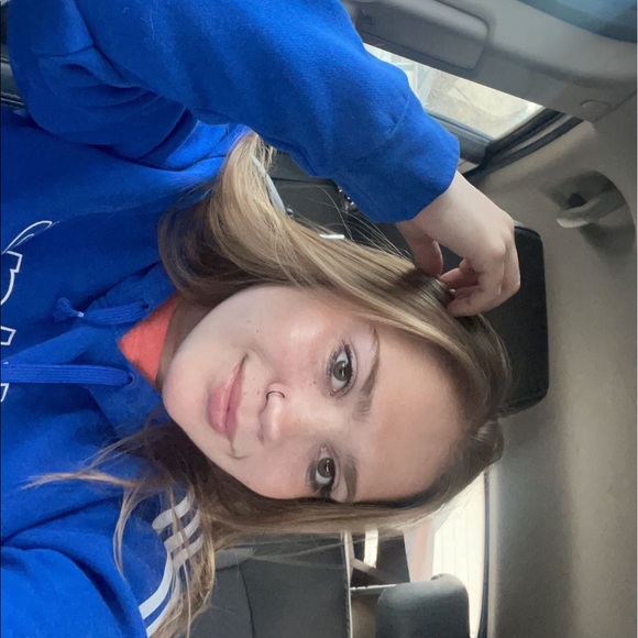 Profile Picture of Destiny Renno (@destinyrenno) on Poshmark