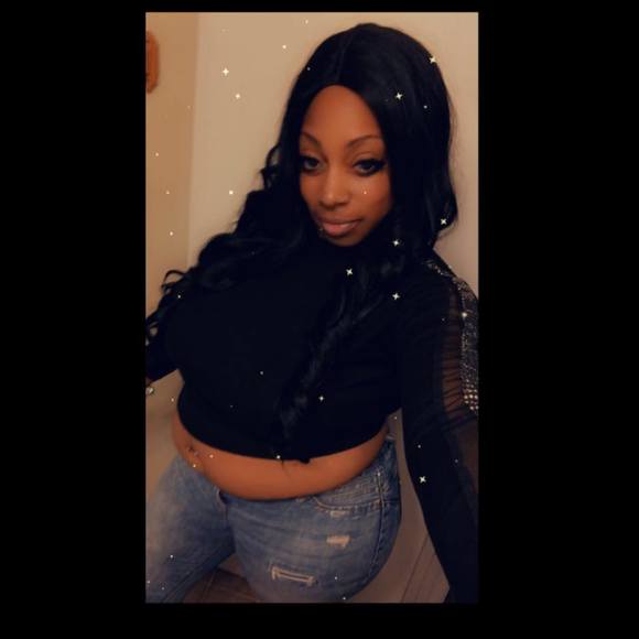 Profile Picture of Shantia Hemsley (@shantiahemsley) on Poshmark