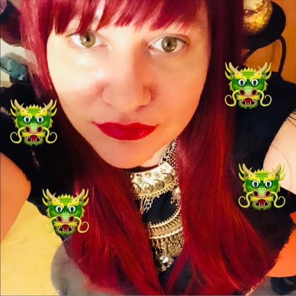 Profile Picture of Laura Sharpe (@napilimajor808) on Poshmark