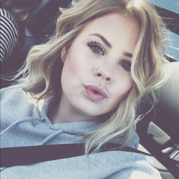 Profile Picture of Devyn Tkachuk (@devyntkachuk) on Poshmark