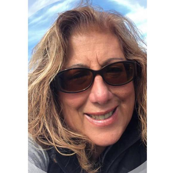 Profile Picture of Lauren Igneri (@ligneri) on Poshmark