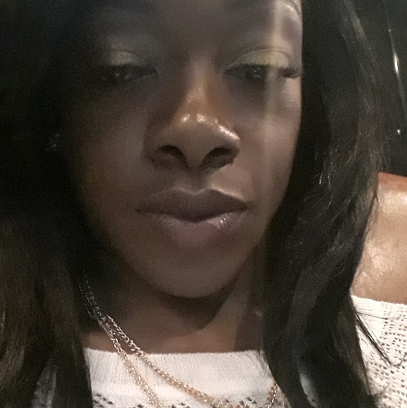 Profile Picture of Shellon Gill (@shellzmuny30) on Poshmark