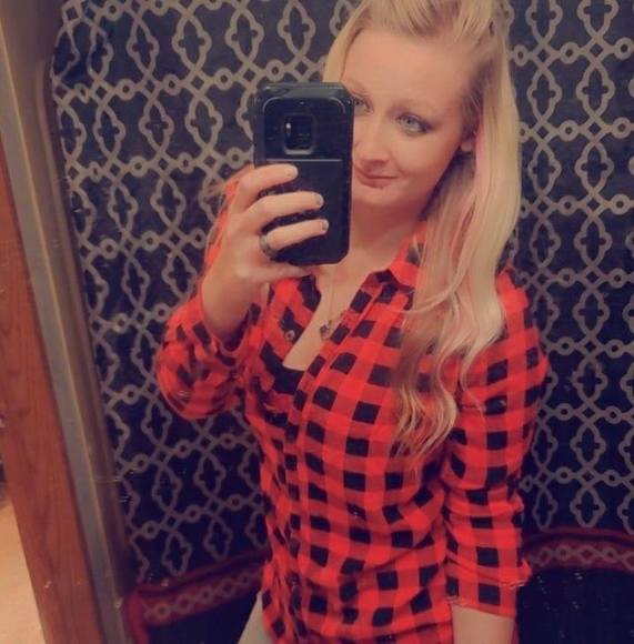 Profile Picture of Jozzy Pangborn (@joslynnpangborn) on Poshmark