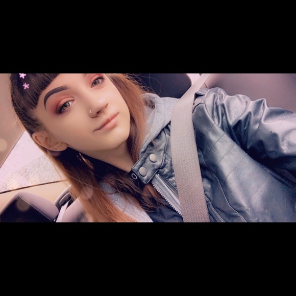 Profile Picture of Victoria Brokaw (@victoriab955) on Poshmark