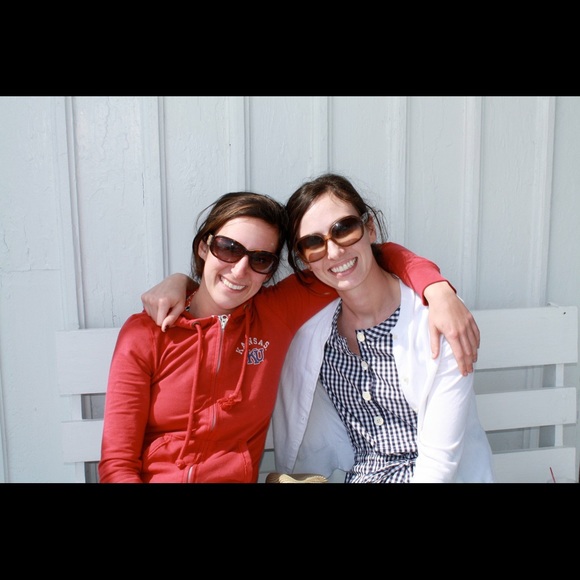 Profile Picture of Catherine Thompson (@chesneyt) on Poshmark