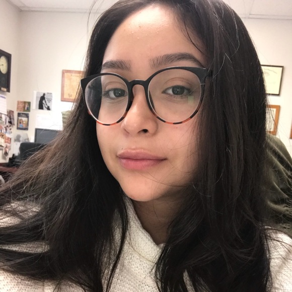 Profile Picture of Michelle Claros (@michellec35) on Poshmark