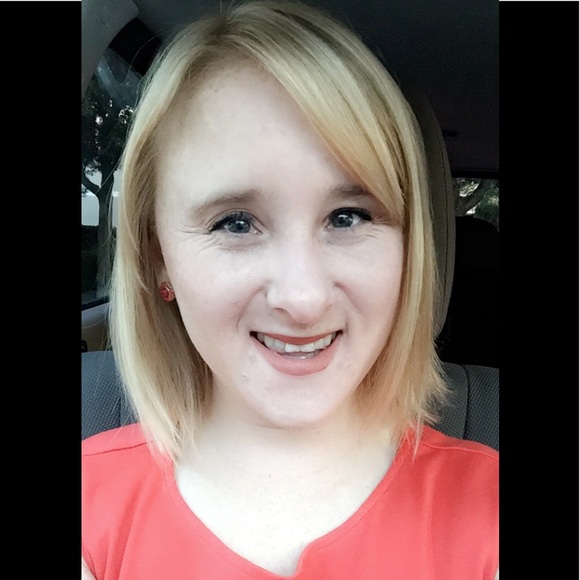 Profile Picture of Nicole Salter (@nicole2808) on Poshmark