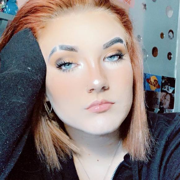 Profile Picture of Billie Balmer (@billiebalmer) on Poshmark