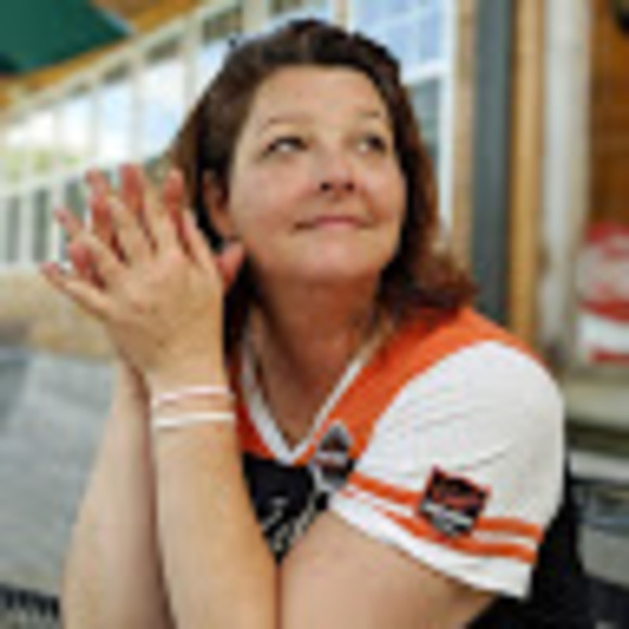 Profile Picture of Laurie Troglin (@troglin72) on Poshmark