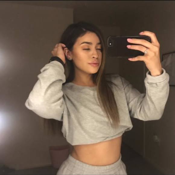 Profile Picture of Christina Grove (@christinagrove) on Poshmark