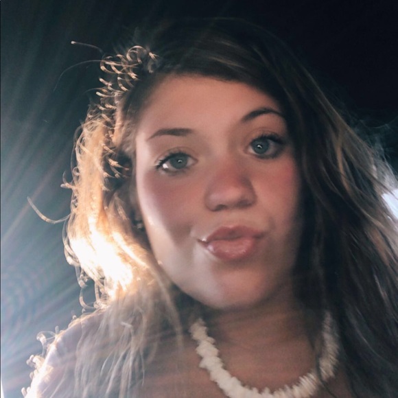 Profile Picture of Ghillian Bonito (@ghil657) on Poshmark