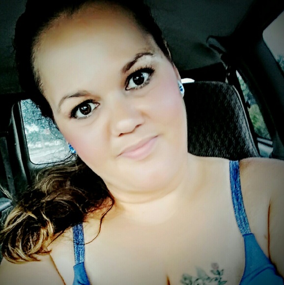 Profile Picture of Dani Armstrong (@dania78) on Poshmark