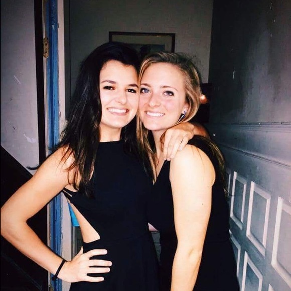 Profile Picture of Jess Farland (@goodstuff39) on Poshmark