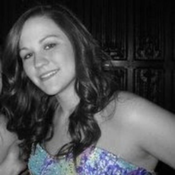 Profile Picture of Ashlee Hoyt (@ashleehoyt) on Poshmark