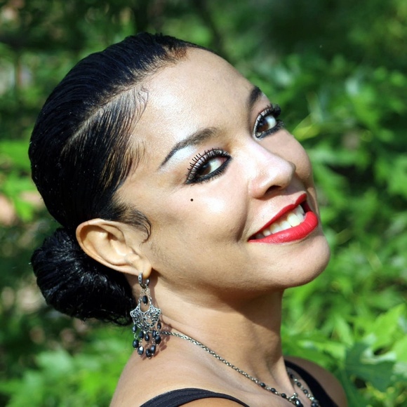 Profile Picture of Nina Borom (@ninaborom) on Poshmark