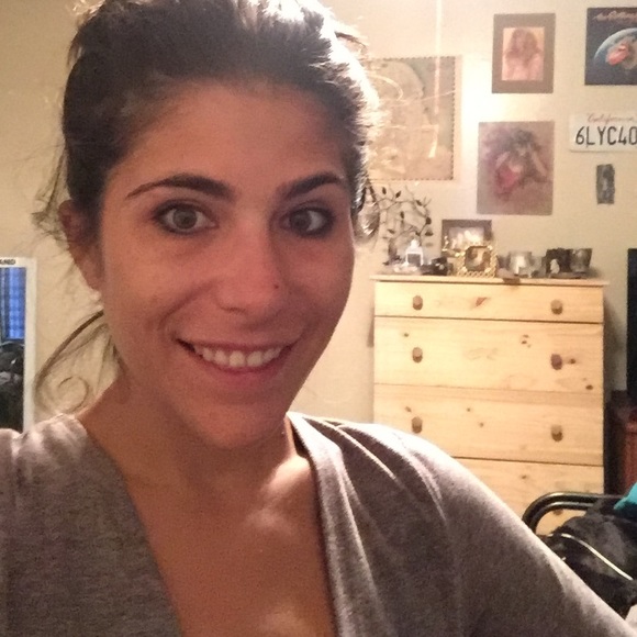 Profile Picture of Chloe Bertles (@chloemb91) on Poshmark