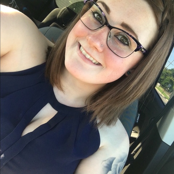 Profile Picture of Amanda Davidson (@davidsonamanda) on Poshmark