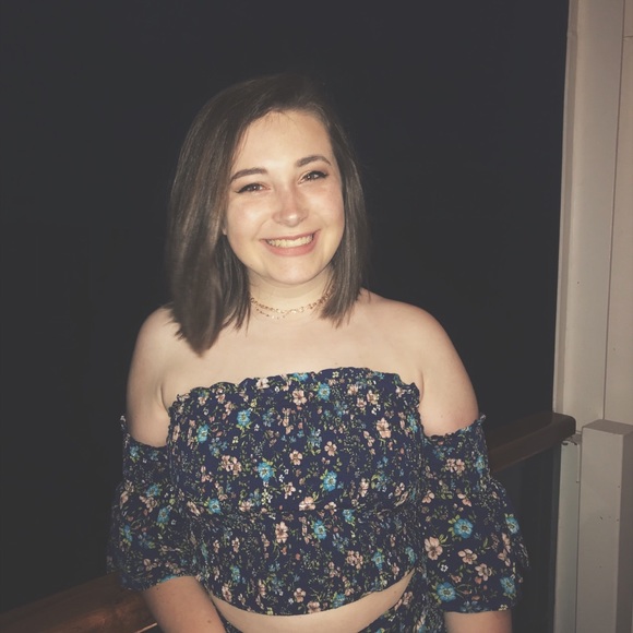 Profile Picture of Hannah Correll (@hannahhelisee) on Poshmark