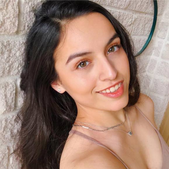 Profile Picture of Carolina Villarreal (@carovillarreal2) on Poshmark