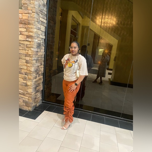 Profile Picture of Terra Stephens (@terraaa__) on Poshmark