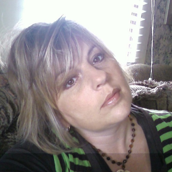 Profile Picture of Dee Harruff (@deekharruff) on Poshmark