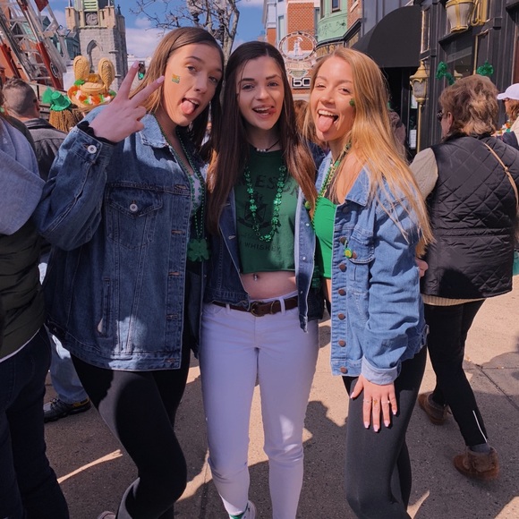 Profile Picture of Lauren Makie (@lmakie) on Poshmark