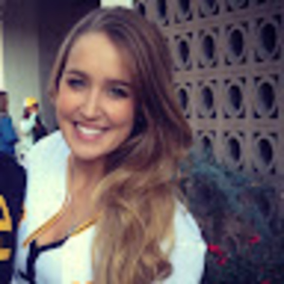 Profile Picture of Lauren Bayer (@lbayer37) on Poshmark