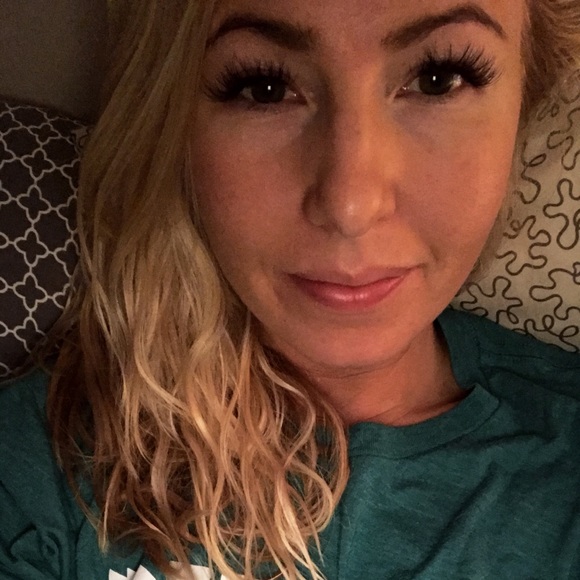 Profile Picture of Ashley Mcloud (@ashleymcloud) on Poshmark