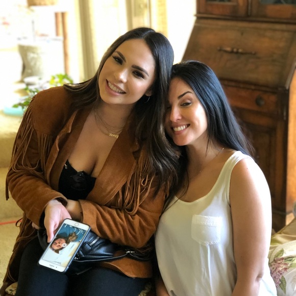 Profile Picture of Lindsey & april Covell (@maxijc) on Poshmark