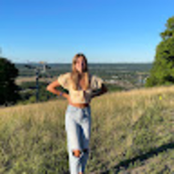 Profile Picture of Annika Terbeek (@26terbeekan) on Poshmark