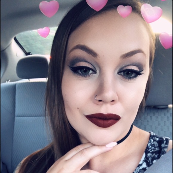 Profile Picture of Emily Mosakowski (@emilymos) on Poshmark