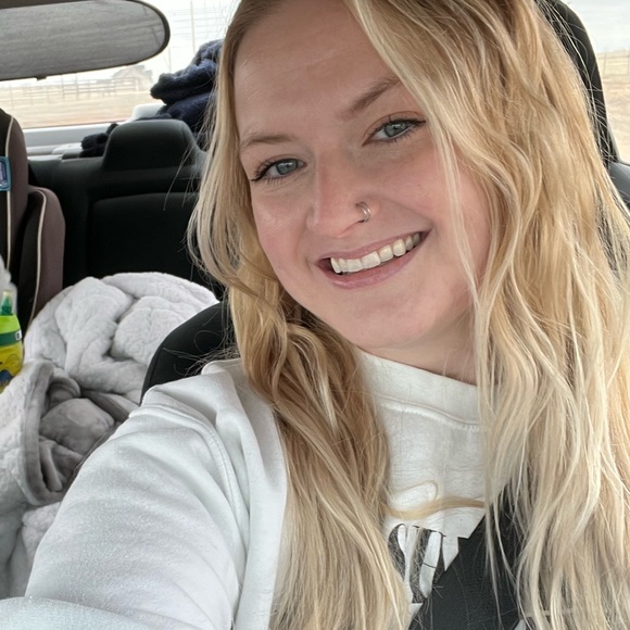 Profile Picture of Meredith Hoffmann (@mehoffmann93) on Poshmark