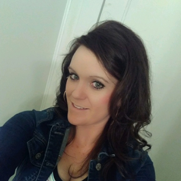 Profile Picture of Amy Ortiz (@amyortiz816) on Poshmark