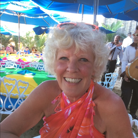 Profile Picture of Bonnir Sandgren (@bbsand) on Poshmark