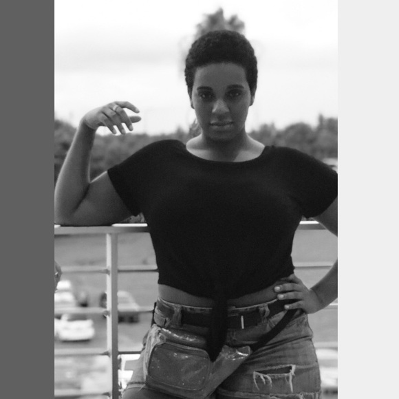 Profile Picture of Miketta S (@mikelinn90) on Poshmark