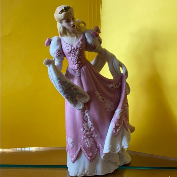 Profile Picture of Mary Angello (@classytimes) on Poshmark