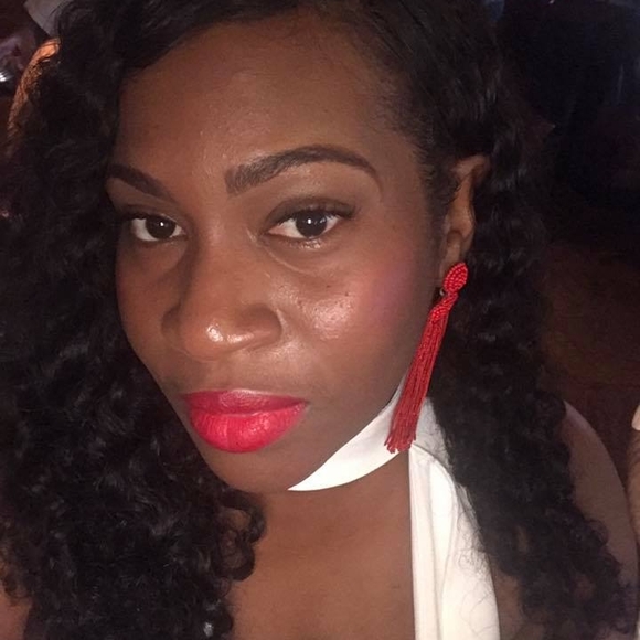 Profile Picture of Collette Halliman (@challiman) on Poshmark