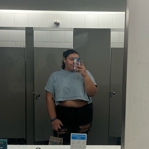 Profile Picture of Eriannah Earnest (@eriannahe) on Poshmark