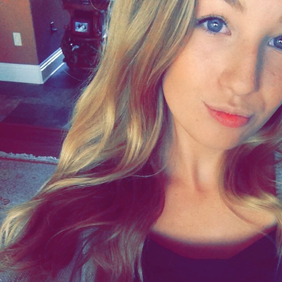 Profile Picture of Hannah Shewbart (@hannah_shewbart) on Poshmark