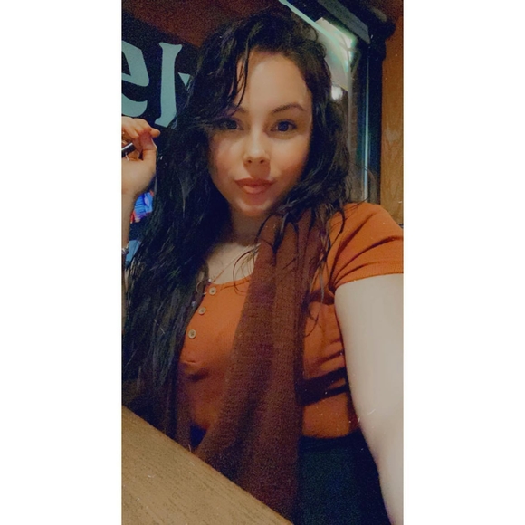 Profile Picture of Flores Abigail (@abby5315) on Poshmark